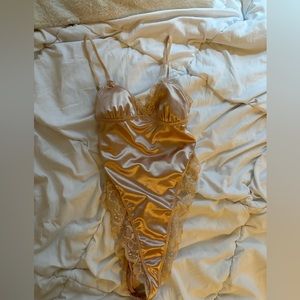 Forever 21 Peach Lace + Satin Bodysuit Size Small